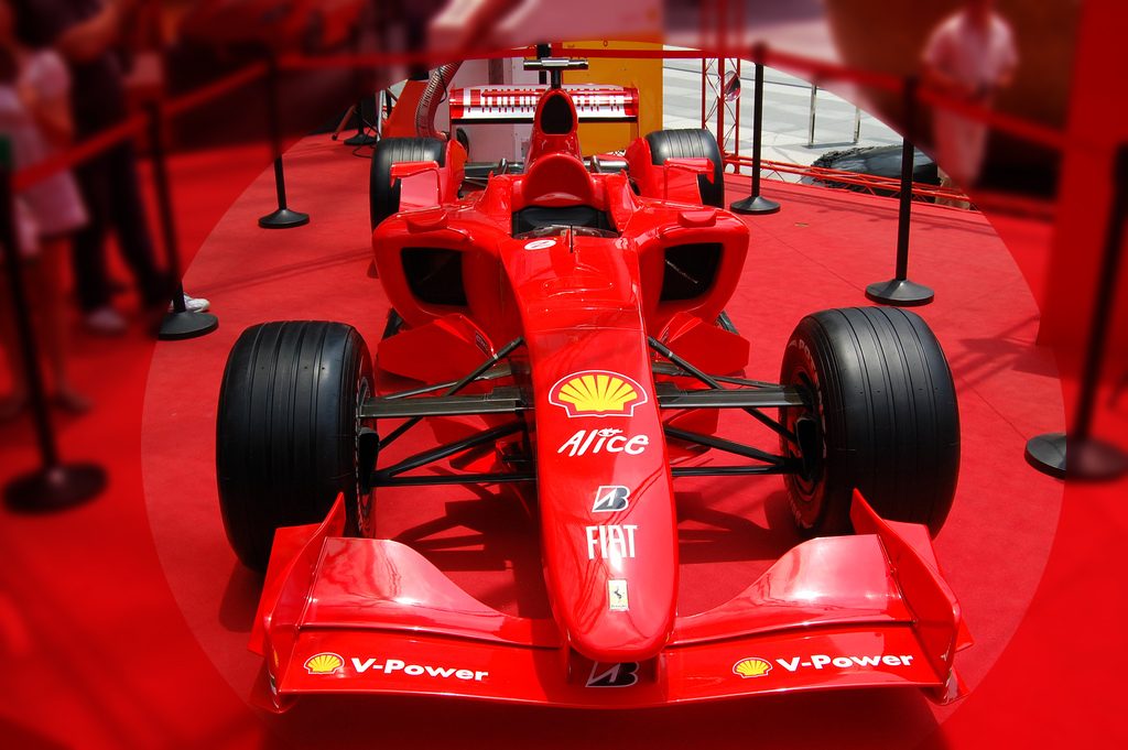 Conducir un Ferrari por las calles de Maranello, la experiencia estrella del destino
