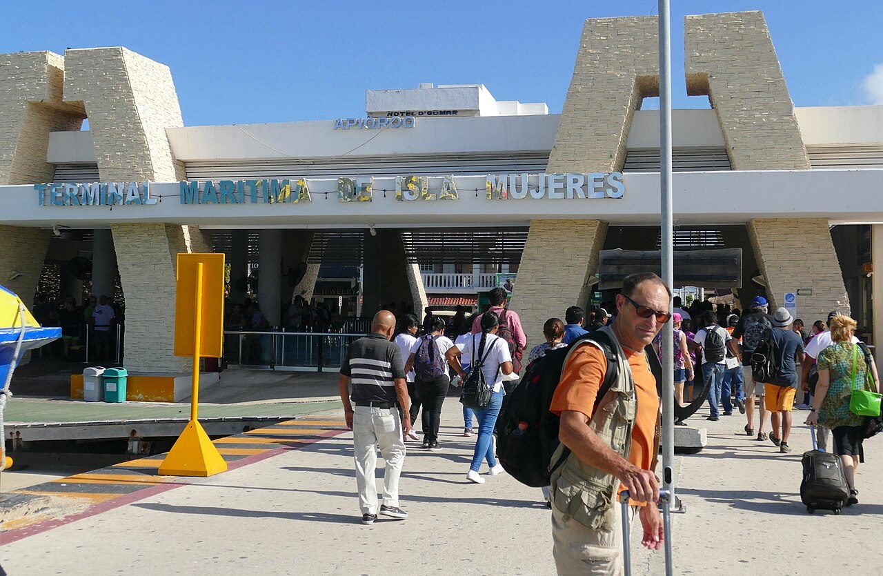 El ferry a Isla Mujeres cruza el Caribe en apenas 20 minutos desde Cancún