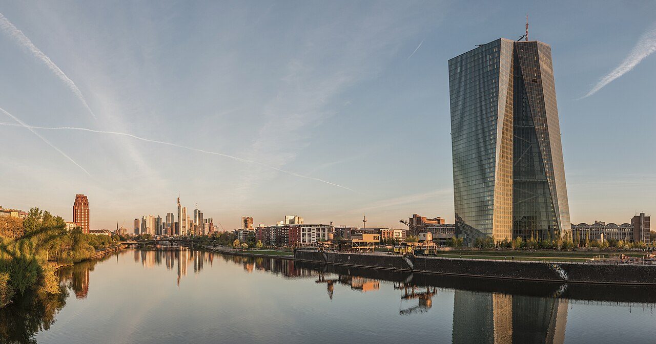 El skyline de rascacielos de Frankfurt reflejado en el río Meno, una de las estampas imprescindibles que ver en Frankfurt