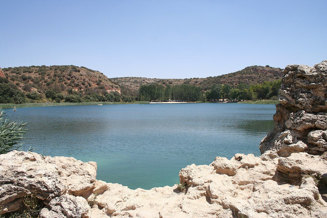 Recorrer en kayak las Lagunas de Ruidera es la mejor forma de disfrutarlas