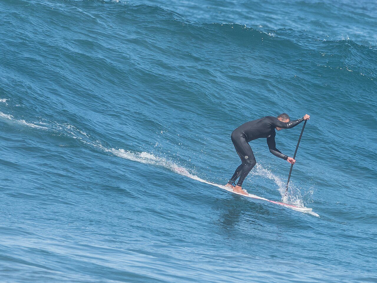 El paddle surf en Arguineguín es perfecto para principiantes gracias a sus aguas tranquilas