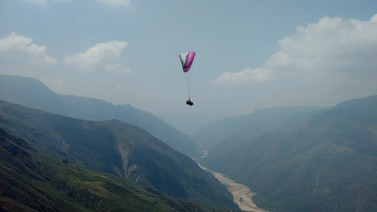 Naturaleza y aventura en San Gil: parapente sobre el Cañón del Chicamocha
