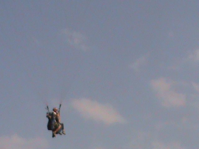 Volar en parapente, un plan que hacer en Pokhara con vistas al Himalaya