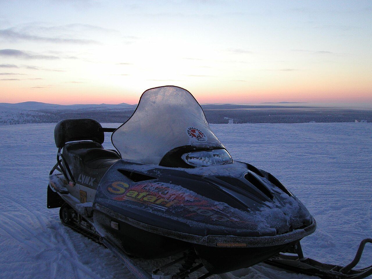 Paseo en moto de nieve por los paisajes helados cerca de Kiruna