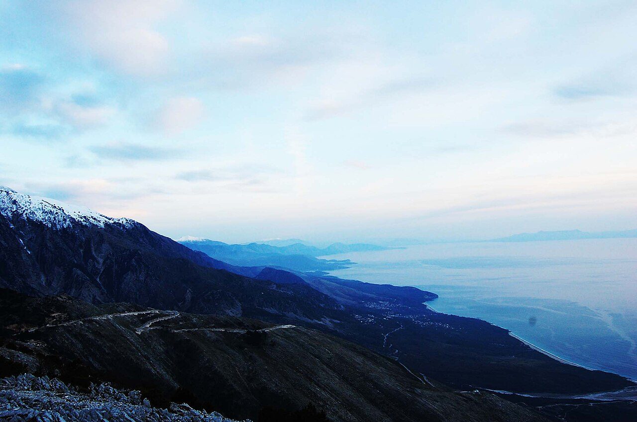 La costa jónica de la Riviera Albanesa, el arranque natural de la ruta.