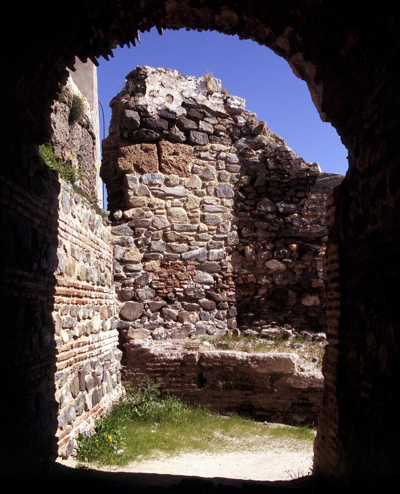 El Castillo de San Miguel corona el casco antiguo de Almuñécar.