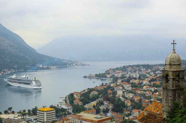 La bahía de Kotor encajada entre montañas, primer gran paisaje de la ruta.