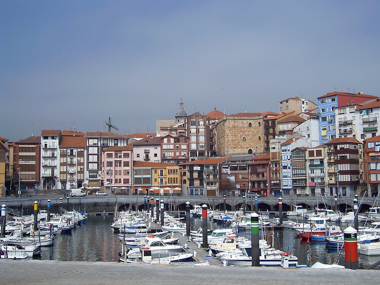 El Puerto Viejo de Bermeo, con sus fachadas apiñadas junto a las barcas.