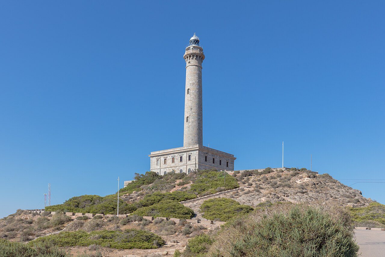 El faro de Cabo de Palos, primer mirador de la ruta sobre el Mediterráneo.