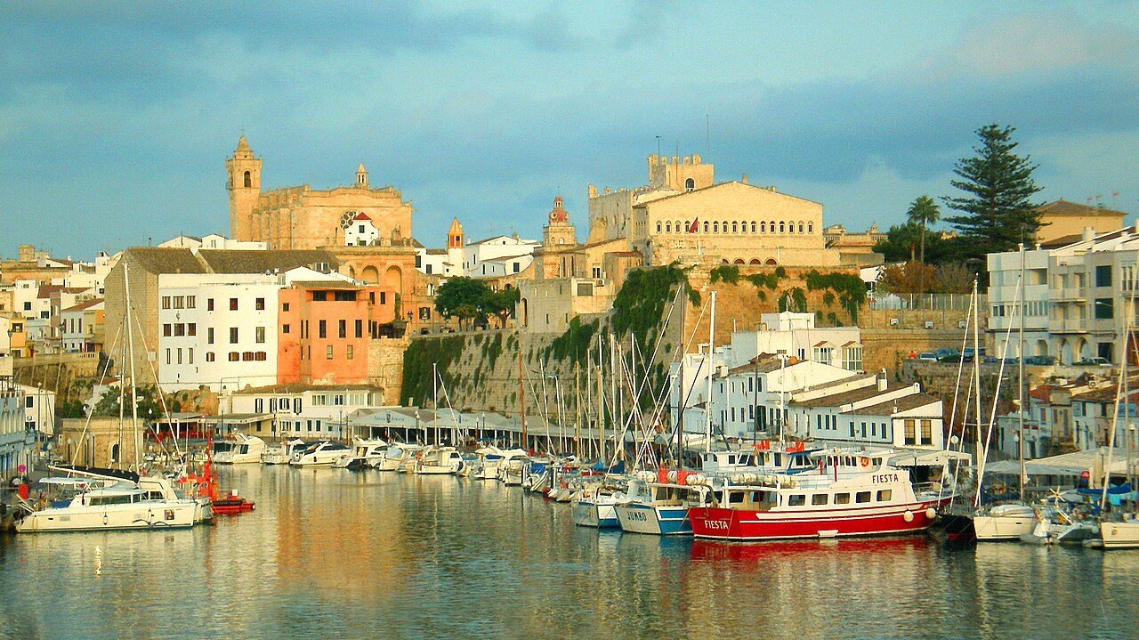 El puerto de Ciudadela, con su mercado del pescado y las terrazas de marisco.