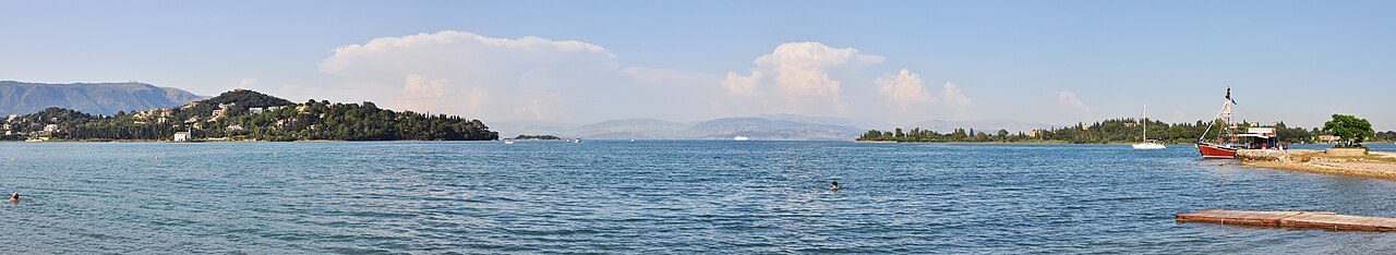 La costa verde y turquesa de Corfú, arranque jónico de la ruta.