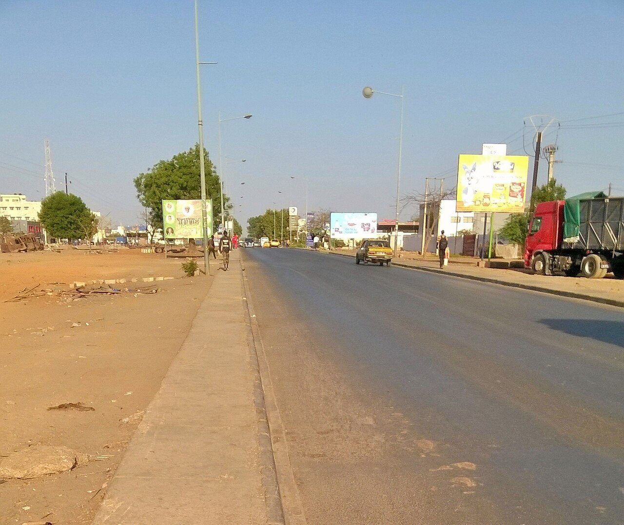 El bullicio callejero de Dakar, primera parada de la ruta.