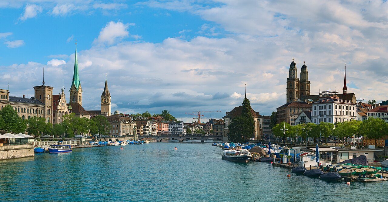 La iglesia Grossmünster, uno de los edificios más emblemáticos que ver en Zúrich
