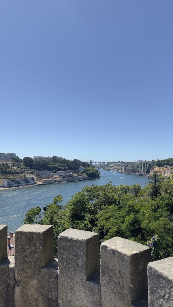 El Duero abriéndose paso entre Oporto y Gaia, primer paisaje de la ruta.