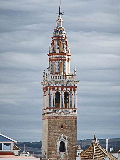 Las torres barrocas de Écija dibujan una de las siluetas más reconocibles de la campiña sevillana.