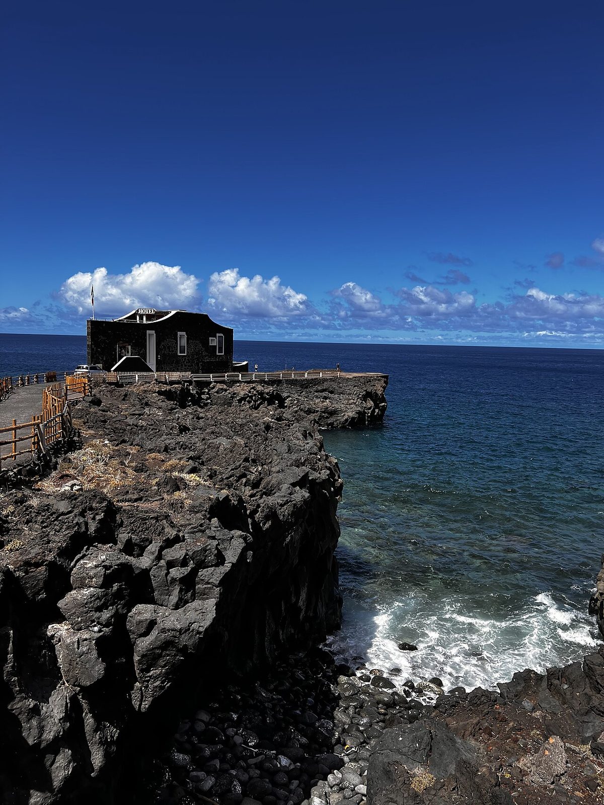El Hierro, la isla más occidental y salvaje de Canarias, es el punto de partida de la ruta.