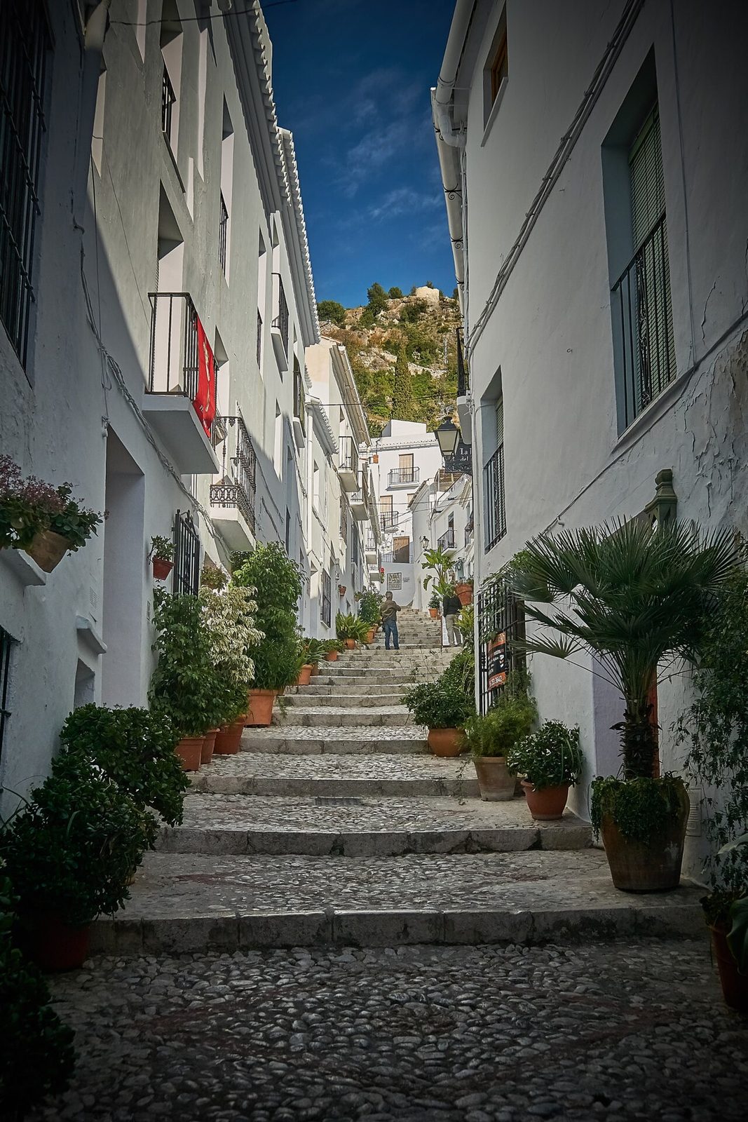 Las calles encaladas de Frigiliana, cuna de las berenjenas con miel de caña.