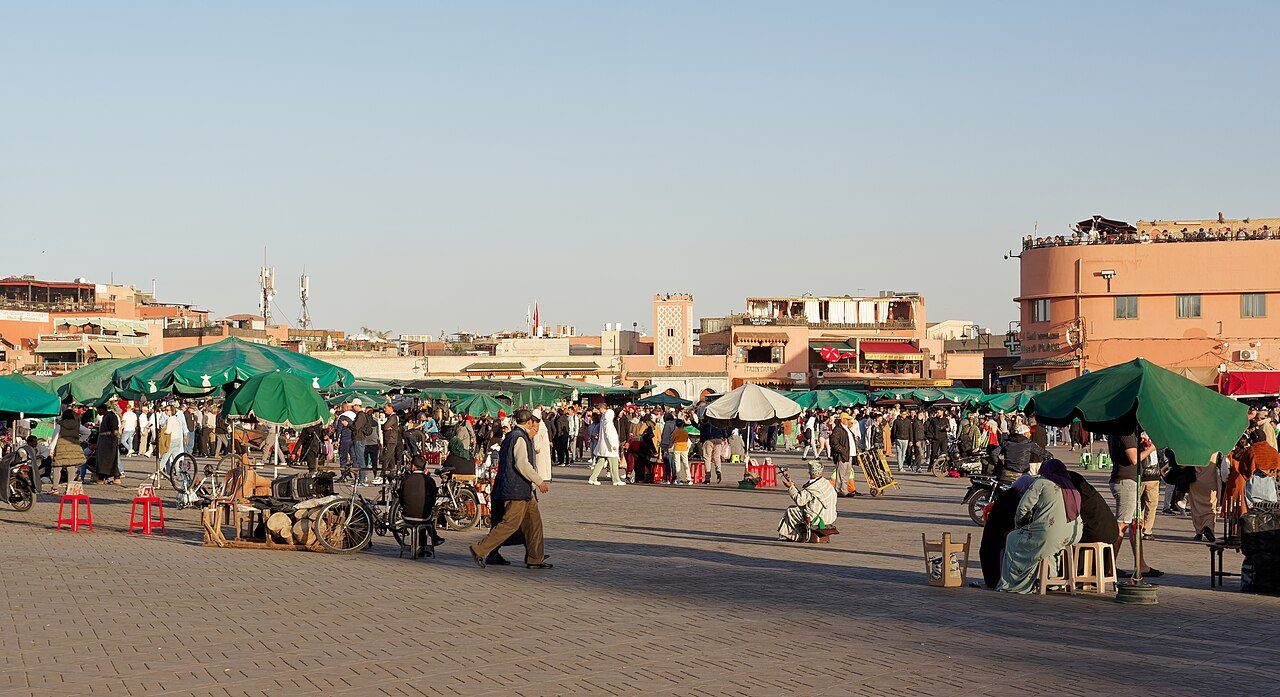 La plaza Jemaa el-Fna al atardecer, corazón de Marrakech.