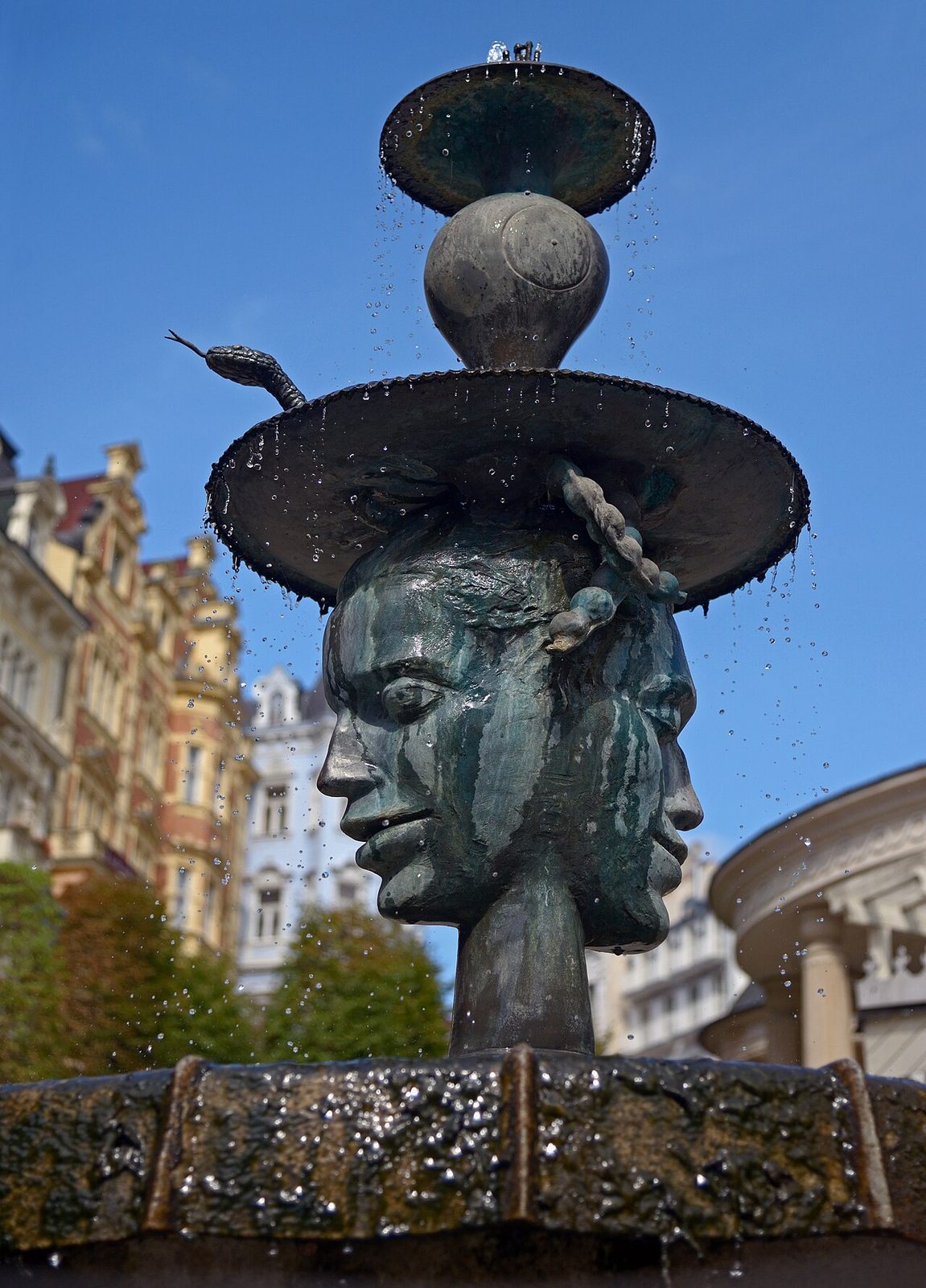 Las columnatas de Karlovy Vary, junto al río Teplá.