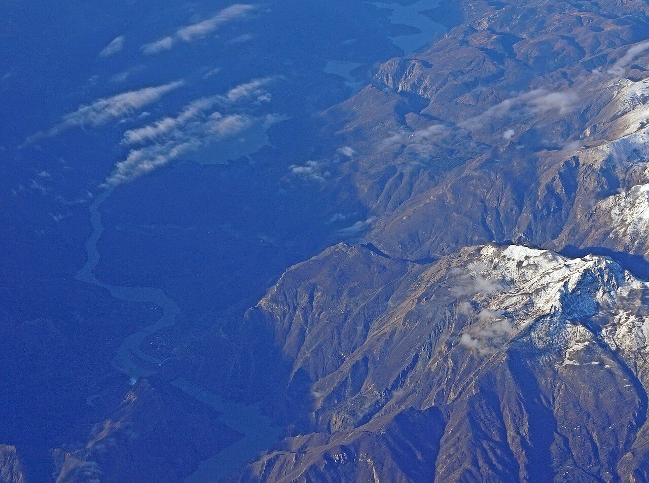 El lago Koman, encajonado entre montañas al norte de Shkodra.