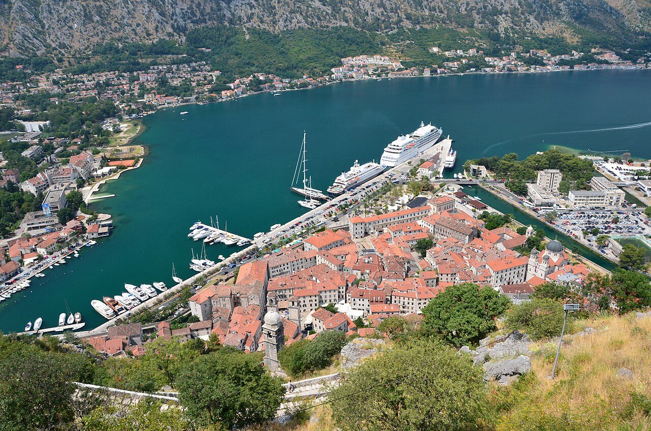 La bahía de Kotor vista desde las murallas de San Juan.