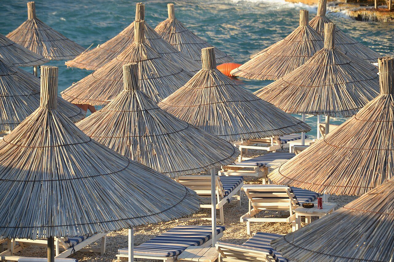 Las aguas turquesa de Ksamil, cerca de Saranda, uno de los grandes reclamos del sur.
