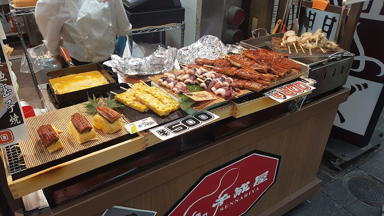 El Mercado Kuromon de Osaka, parada obligada para cualquier viajero que va buscando sabores.