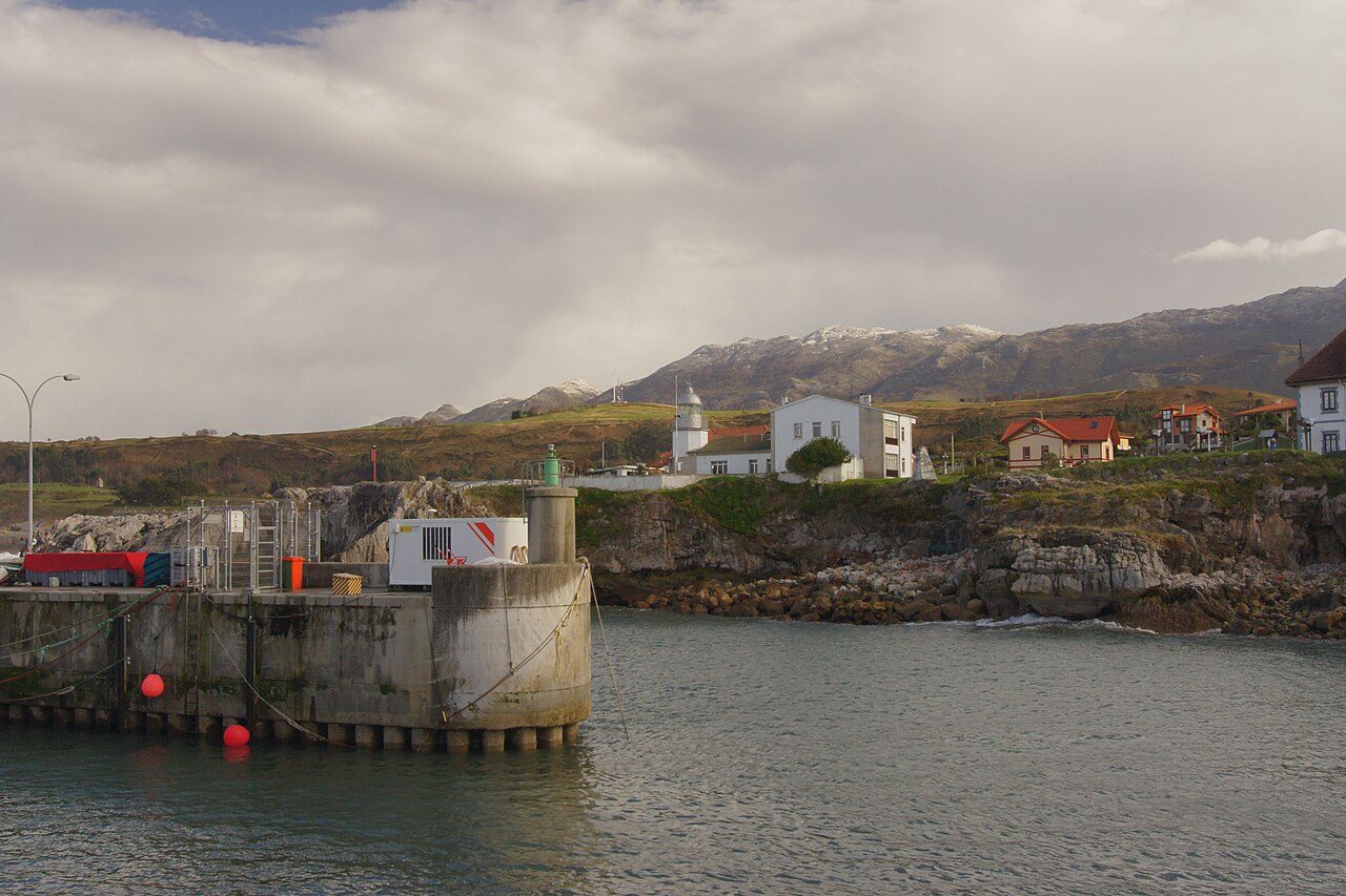 Los Cubos de la Memoria en el puerto de Llanes, la estampa más reconocible del oriente asturiano.