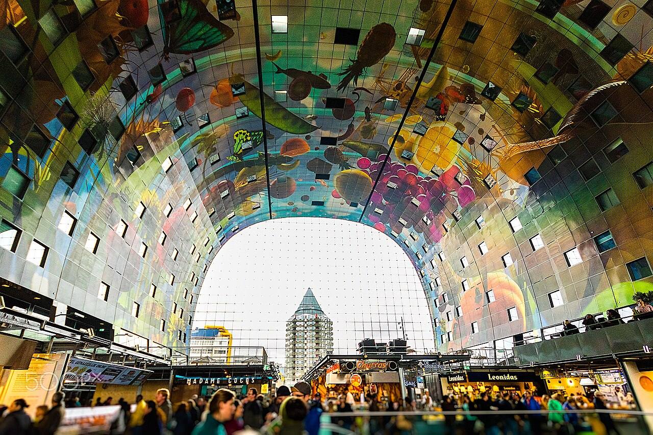 La bóveda pintada del Markthal de Róterdam, punto de partida goloso de la ruta.