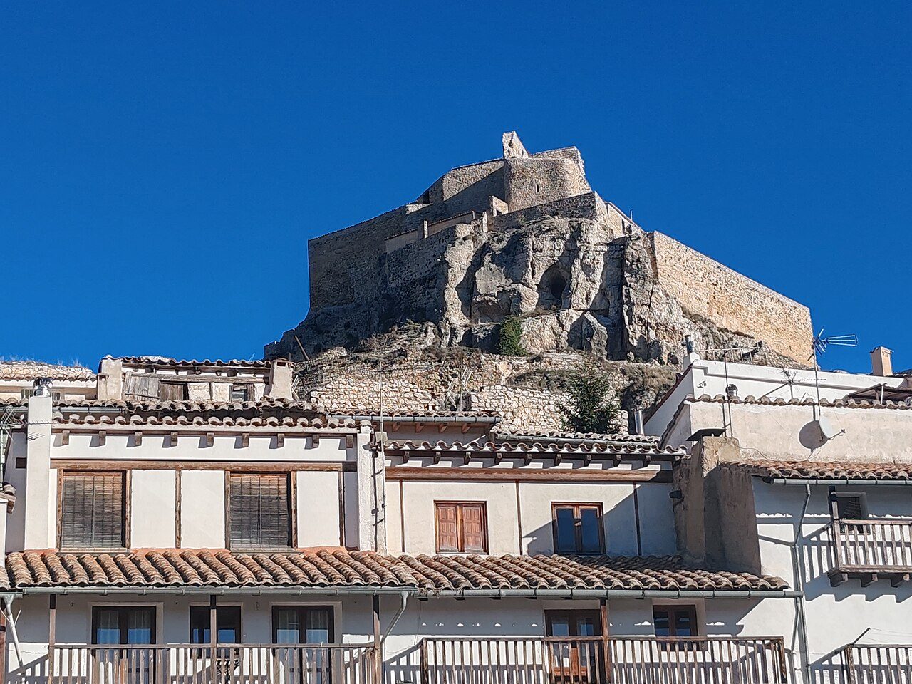 Morella, amurallada y coronada por su castillo sobre La Mola.