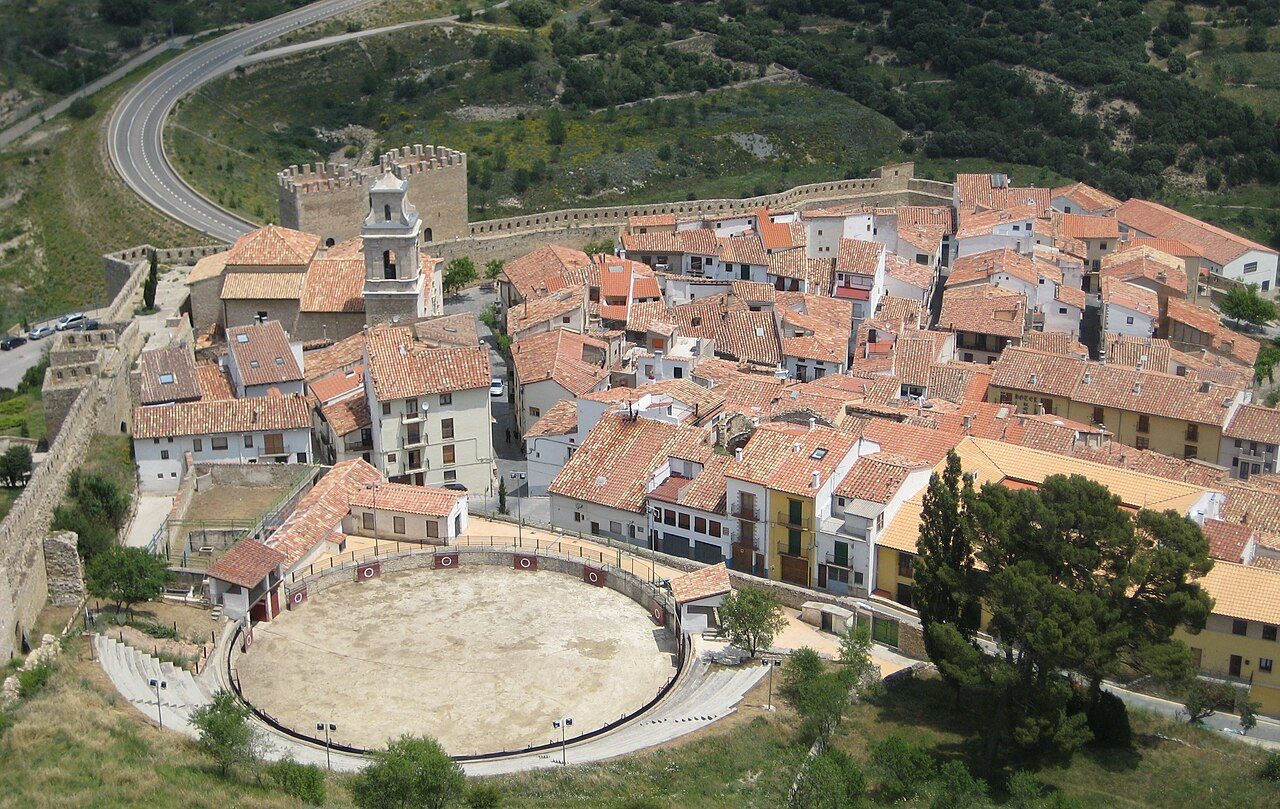 Morella, amurallada y coronada por su castillo entre las montañas de Els Ports.