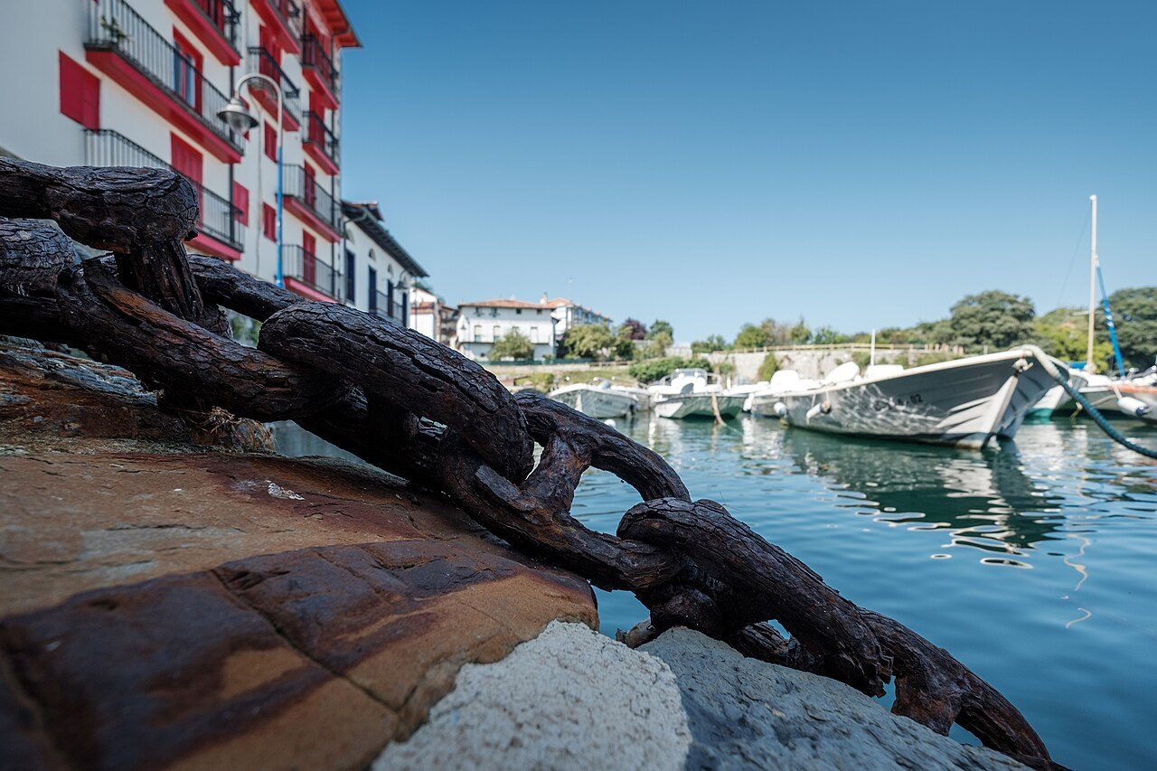 El puerto de Mundaka, con sus barcas y la ría de Urdaibai al fondo.