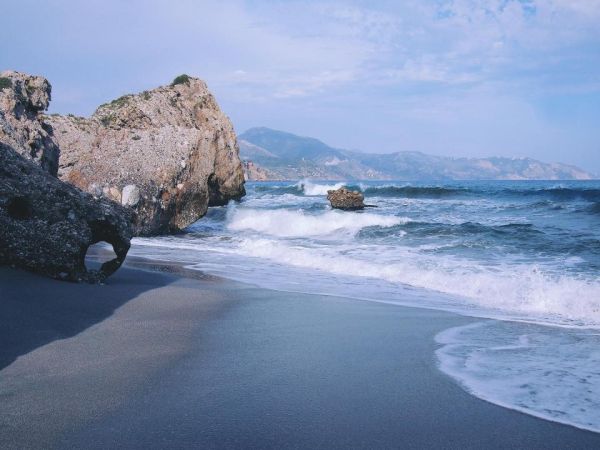 El Balcón de Europa y las calas de Nerja, primer contacto con el Mediterráneo malagueño.
