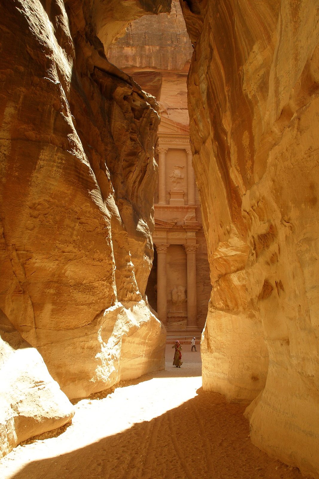 El Tesoro de Petra apareciendo al final del Siq, la estampa que justifica el viaje.