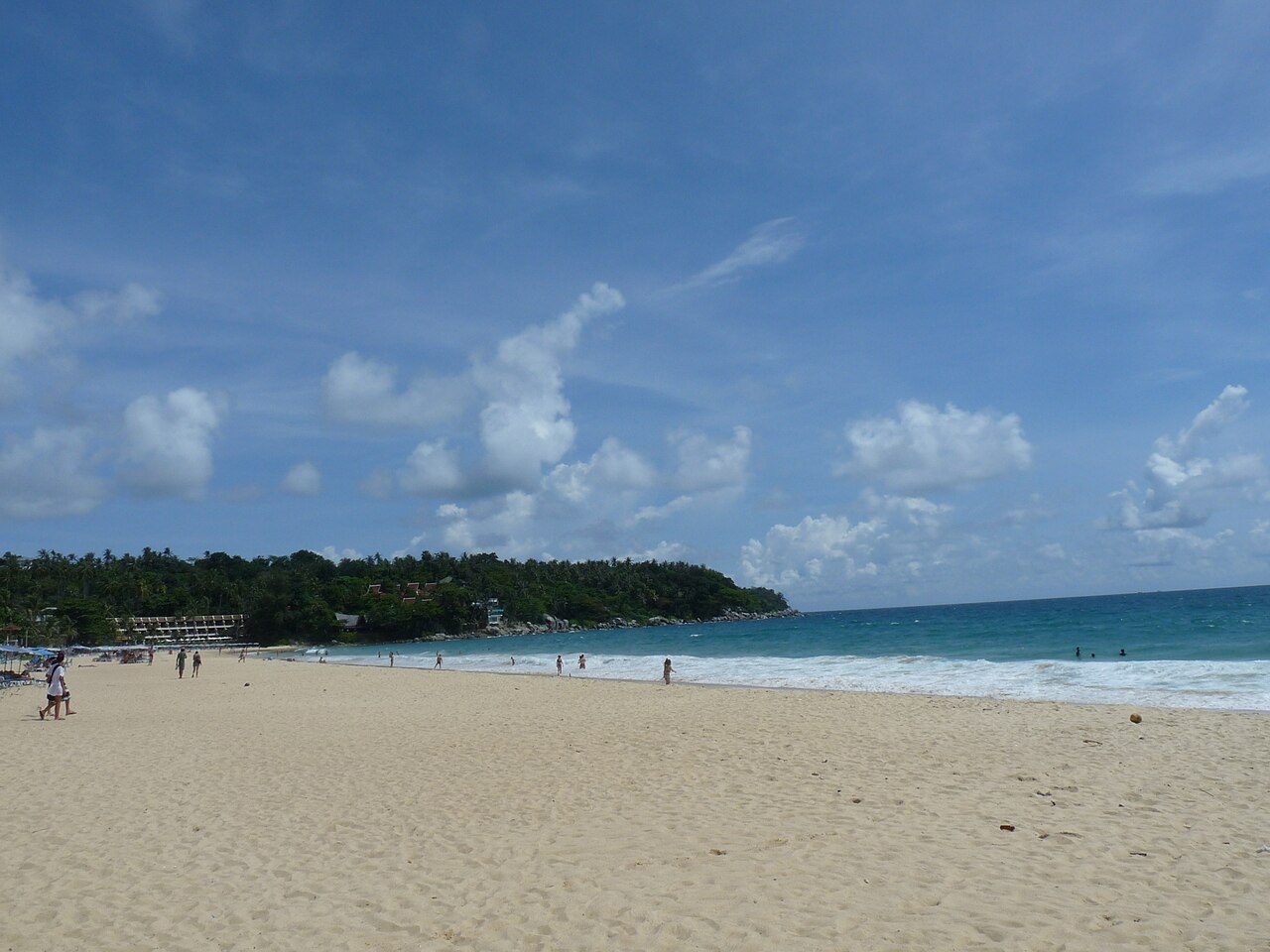 Las playas amplias del oeste de Phuket son un buen primer contacto con el mar de Andamán.