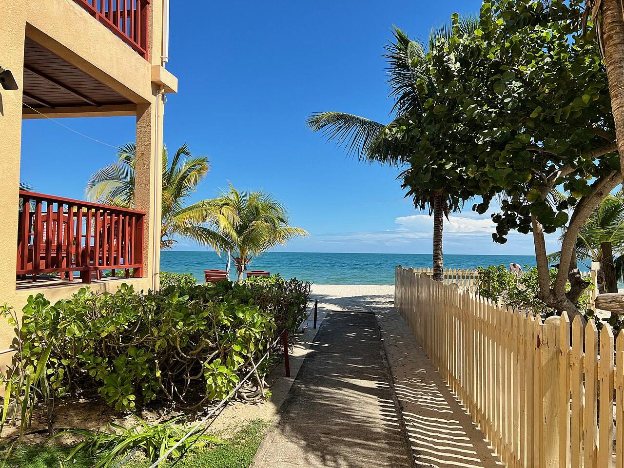 Las playas tranquilas de Placencia, punto de partida de la ruta.