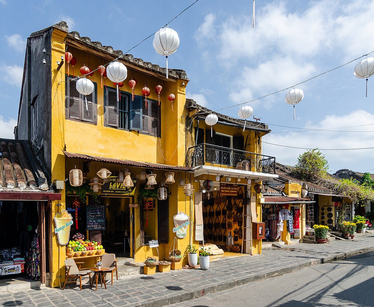 Los farolillos de colores, uno de los grandes atractivos que ver en Hoi An al anochecer