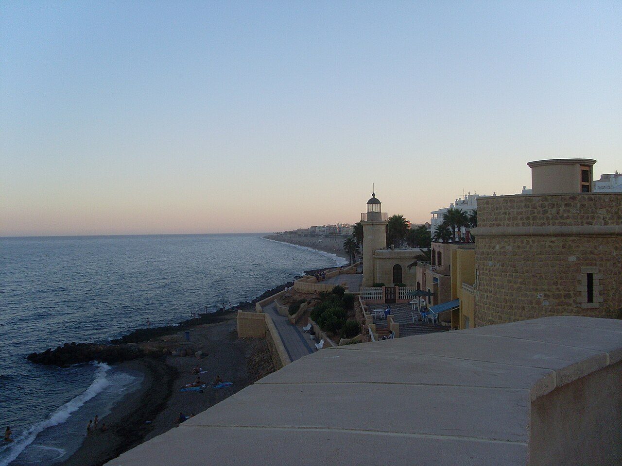 El Castillo de Santa Ana y la playa de Roquetas, un primer día tranquilo para aterrizar en Almería.