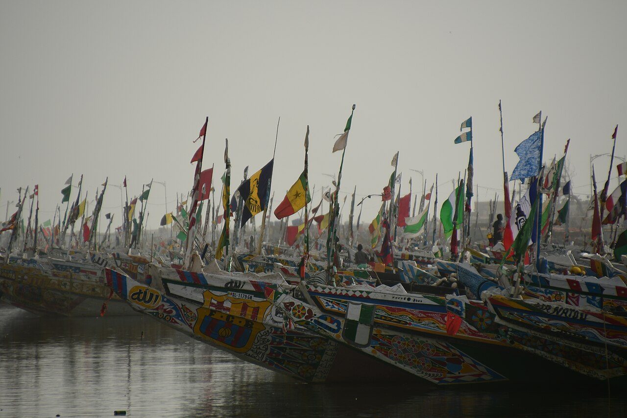 Piraguas de colores y pescado recién capturado, la estampa que marca toda esta ruta.