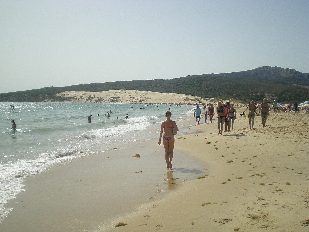 Las playas de dunas de Tarifa, con África al fondo cruzando el Estrecho.