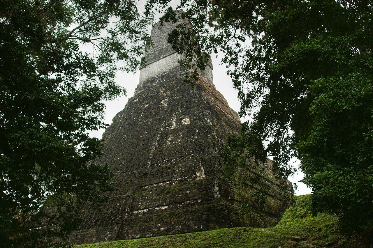 Los templos de Tikal asomando sobre la selva del Petén.