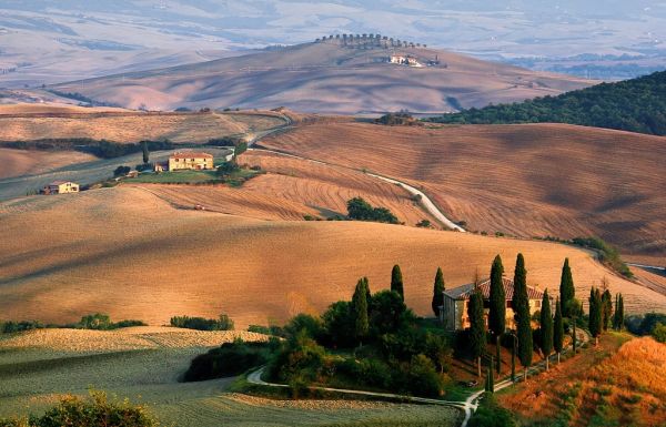 Las colinas de cipreses y viñedos de la Toscana, la primera dosis de naturaleza de la ruta.