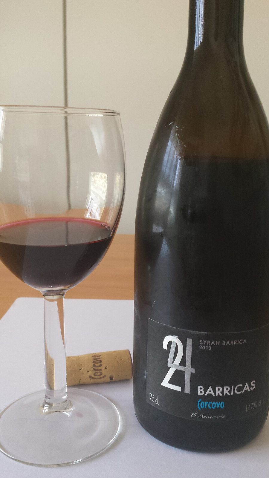 Tinajas de barro tradicionales, alma del vino de Valdepeñas.
