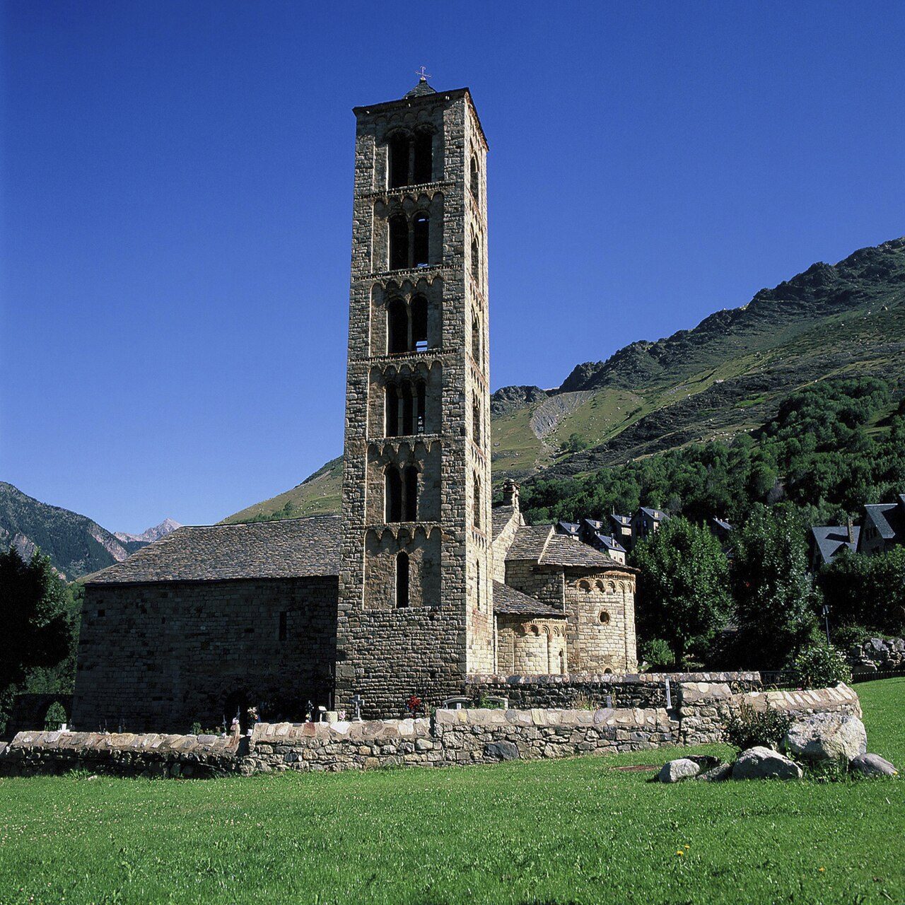El campanario románico de la Vall de Boí, rodeado por las montañas del Pirineo de Lleida.