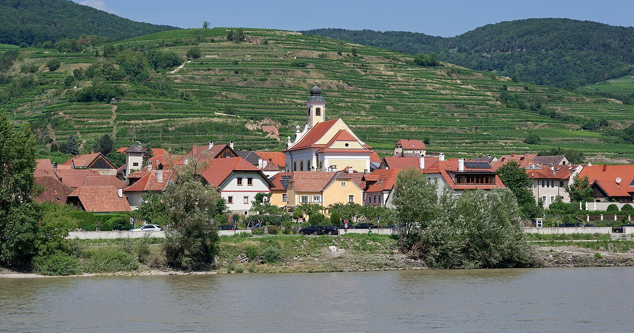 Los viñedos en terrazas del Wachau, junto al Danubio, abren la ruta con paisaje puro.