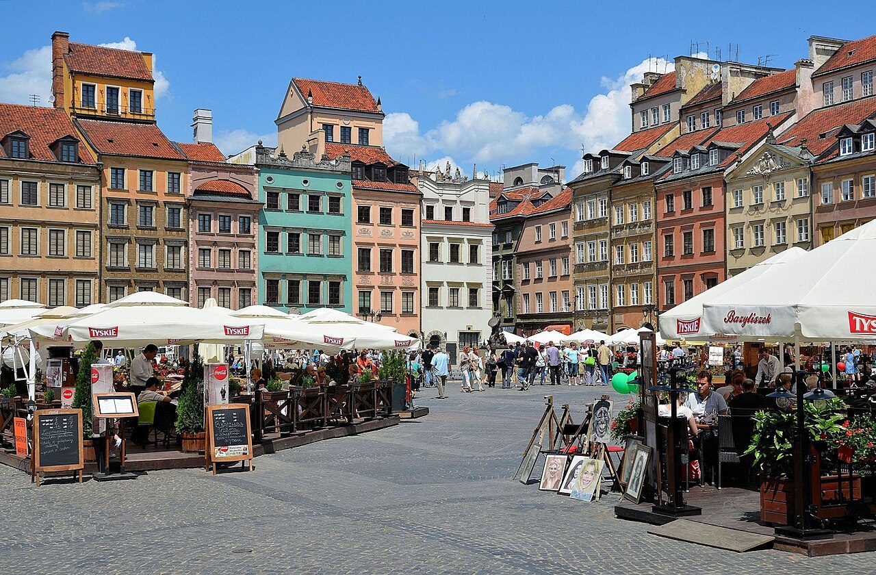La reconstruida Plaza del Mercado Viejo de Varsovia, punto de partida de la ruta.