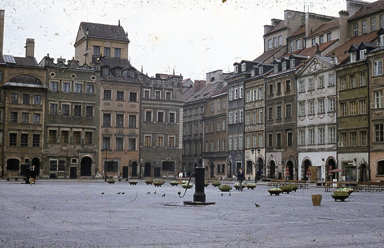 La reconstruida Plaza del Mercado Viejo de Varsovia, punto de partida de la ruta.