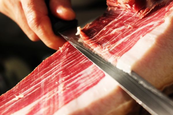 El jamón ibérico de Jabugo, el punto de partida de esta ruta por la sierra de Huelva.