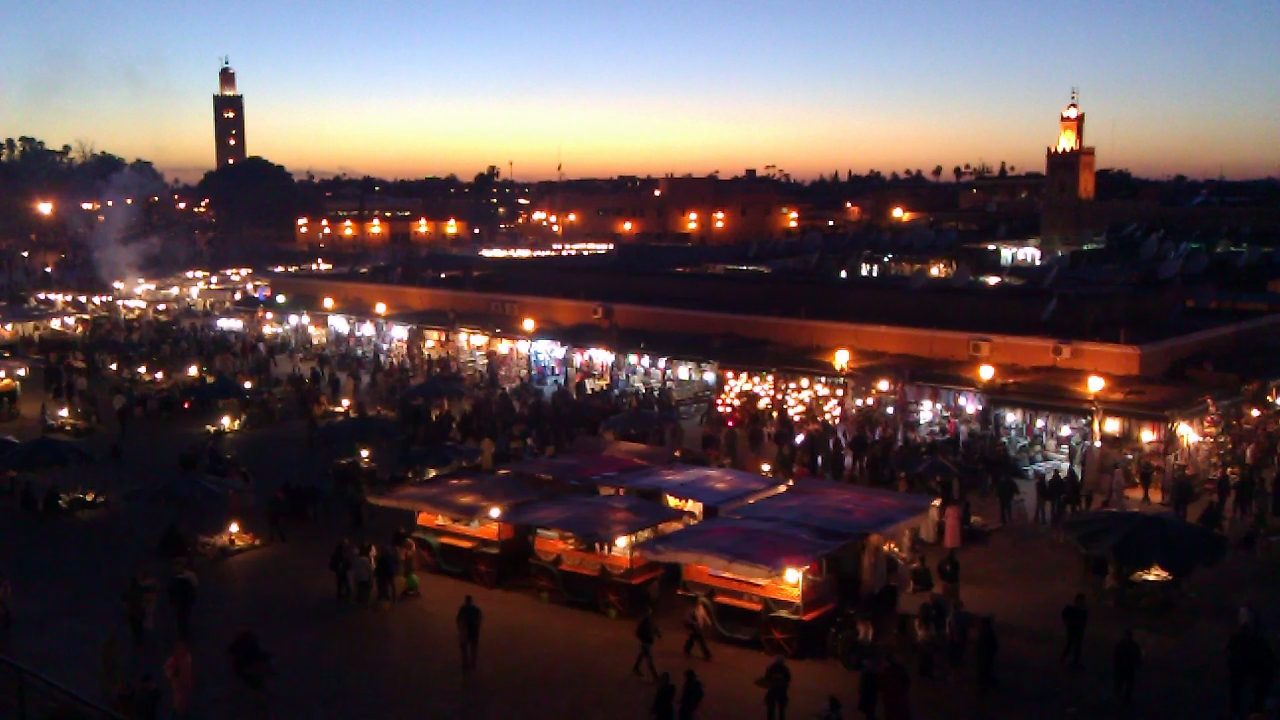 Los puestos de comida de la Jemaa el-Fna al anochecer, el ritual gastronómico que abre la ruta.