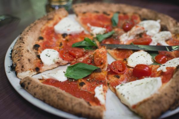 La pizza napolitana, punto de partida ineludible de cualquier ruta gastronómica por Italia.